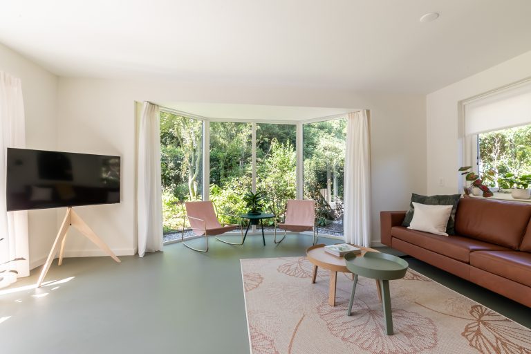 Luxe 50" televisie in de woonkamer van Hendrika
