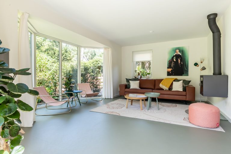 Woonkamer overzicht van alle gemakken voorzien stijlvol rustig interieur