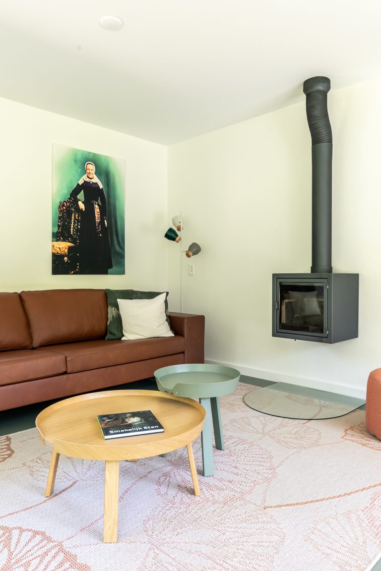 Houtkachel in de woonkamer van Hendrika in Epe