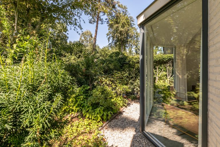 WoudStee Hendrika vakantie vrijstaand vakantiehuis voortuin